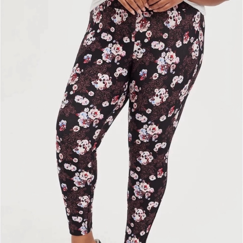 Torrid High Rise Pixie Ponte Floral Skull Skinny leggings  Plus Size 2R 2XL